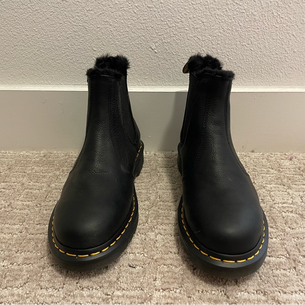 NWT DOC MARTENS 2976 LEONORE FAUX FUR LINED CHELSEA BOOTS